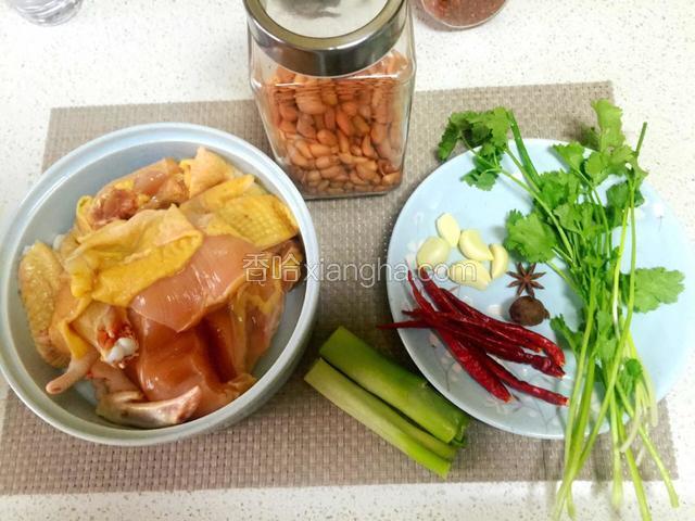准备食材。另外：鸡肉洗去血水。
