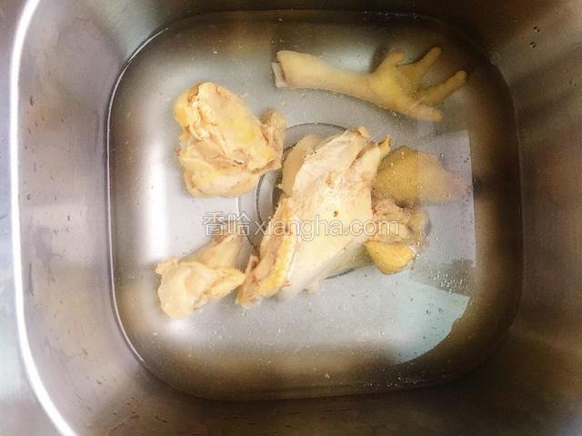 煮好后把鸡肉放入冷水放凉。鸡汤备用。