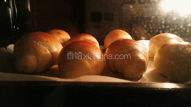 烤箱预热180℃，中层烤12分钟左右～
烘烤过程中，涨的很大啊～