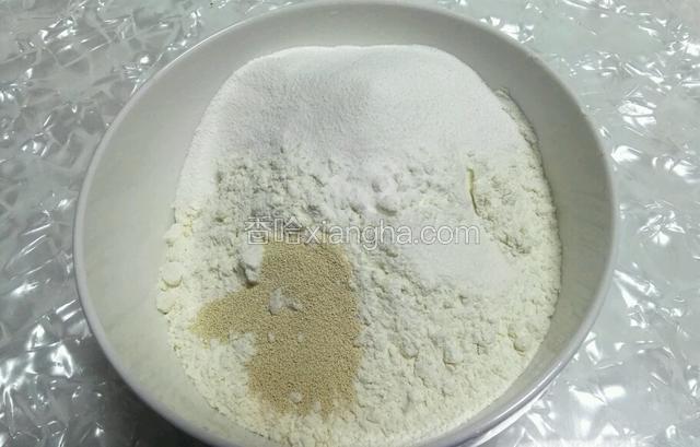 把椰子粉和酵母粉放入面粉里