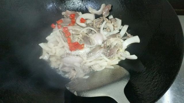 放入辣椒，倒入酱油煸炒几下后倒入水，煮2分钟，放一点点盐和鸡精煸炒均匀