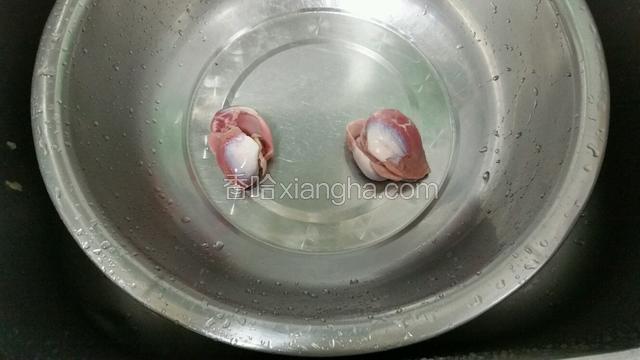 鸭肾洗净