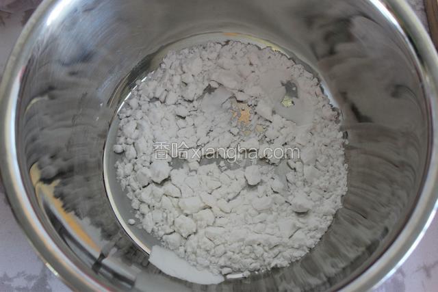 干净无水的盆子里放适量淀粉