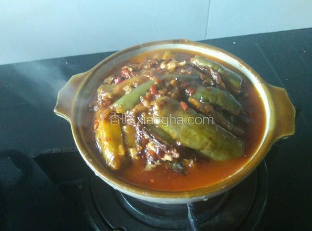 把茄子盛入砂锅，小火煮开两分钟即可（如果没砂锅可在锅里小火焖2分钟）。