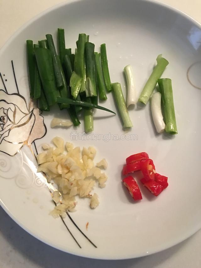 准备好所需要的的配料。葱切断，蒜去衣剁碎，辣椒切圈。