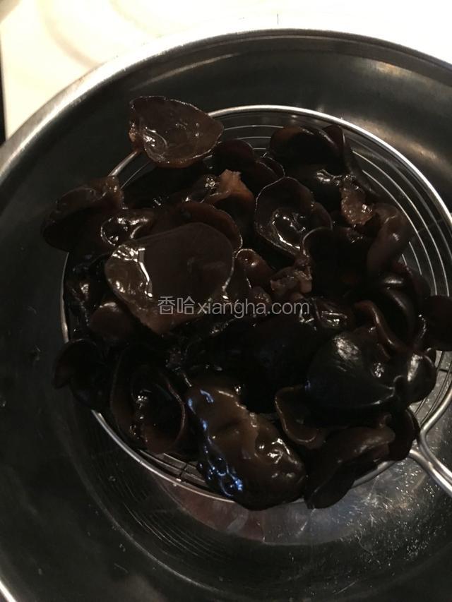 将云耳沥干水分。
