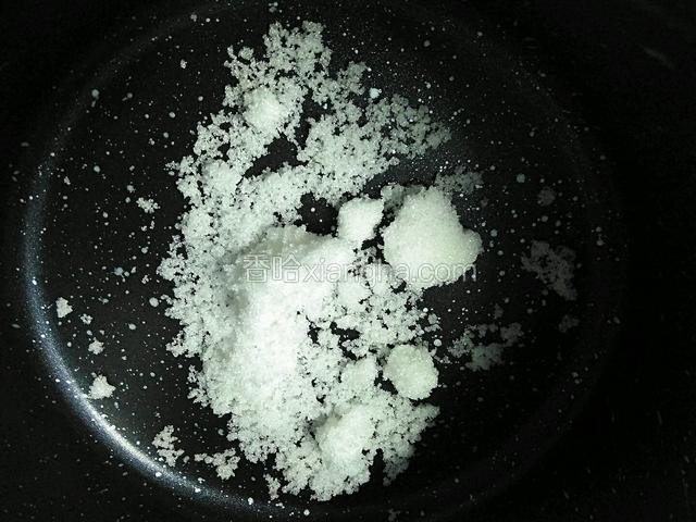 白砂糖倒入奶锅中。