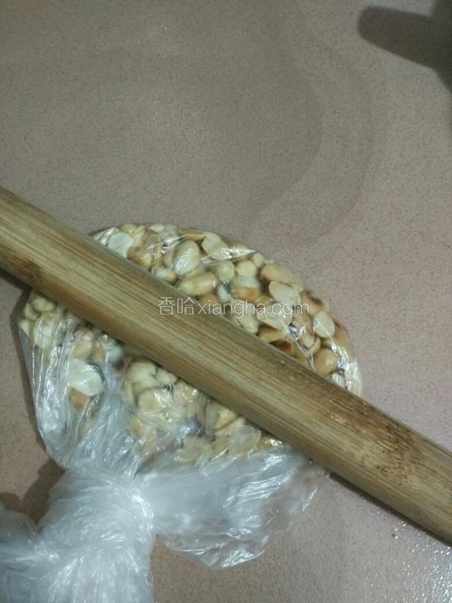 熟花生仁装入保鲜袋里用擀面杖擀一下，不用太碎