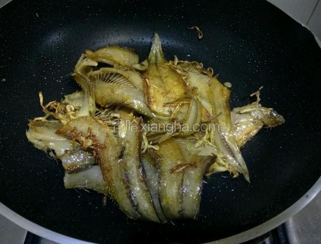 一面煎黄，翻另一面