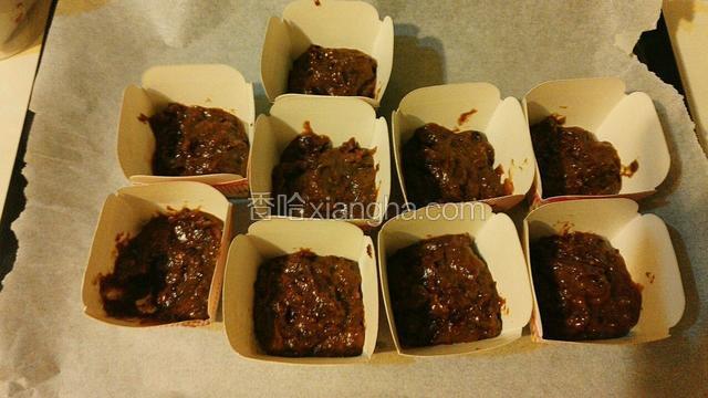 装入纸杯～
我装了九只，感觉六只更好些，不过烘烤时间就需要延长～