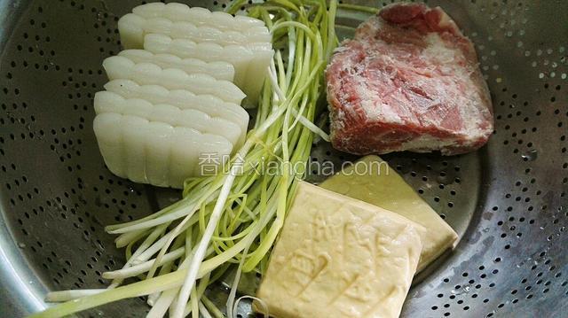所有食材，清洗干净，并淋干水份。
