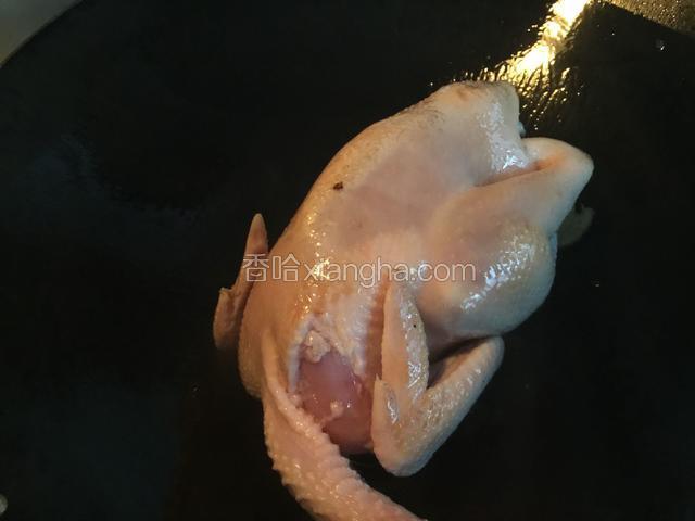 把鸡放入锅里两边过一下热油，把鸡的表皮烧得金黄色，这样吃的时候鸡皮特别脆。