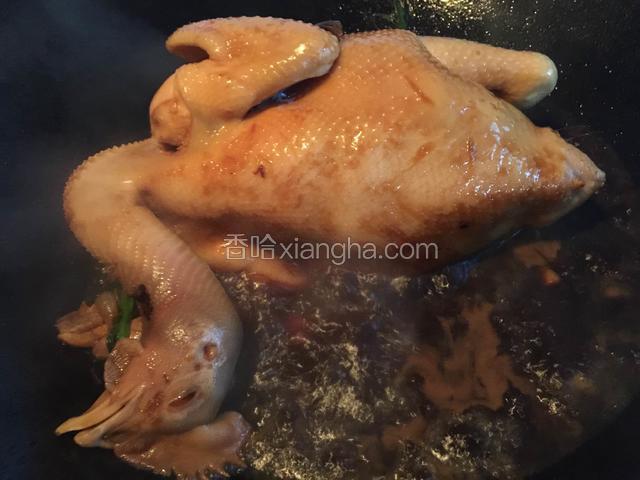 再加大约3碗的开水一起煮，先大火烧开后调回中火。