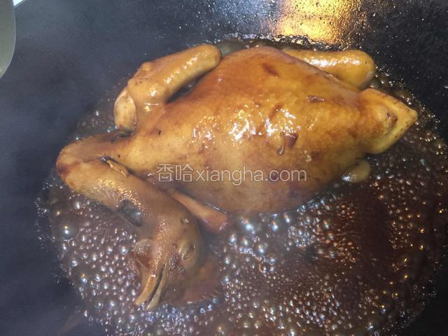 把料汁慢火煮，煮大约30分钟左右就可以拿起来，正常就熟了，如果鸡比较大可以多煮一会。