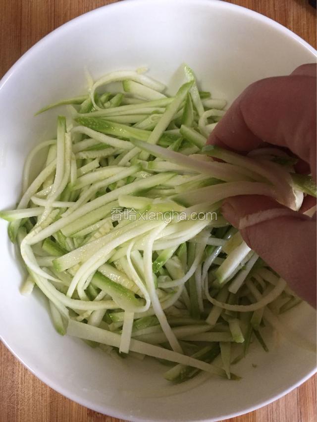 用2克的盐抓匀，腌制10分钟。