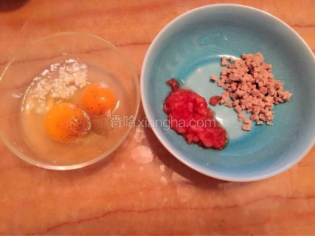 鸡蛋里放入花椒粉，盐，葱花。将西红柿和火腿肠切末