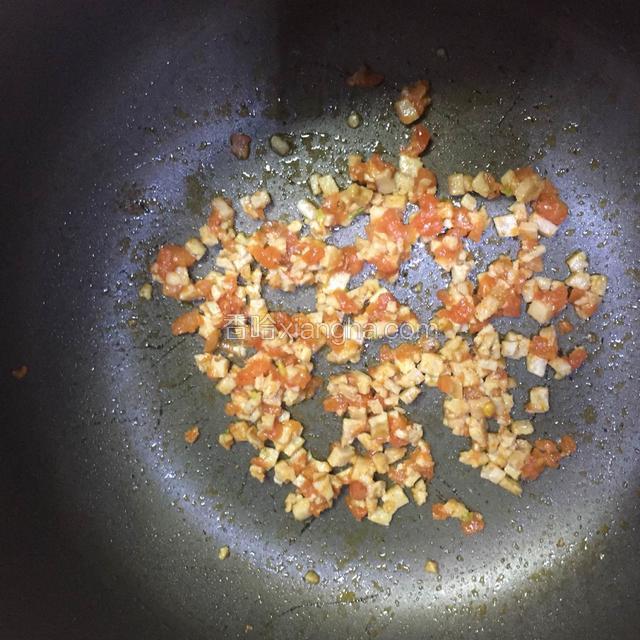 锅里放油，倒入西红柿，火腿肠炒香