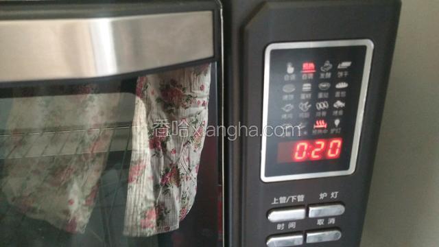 烤箱预热150度，放下层45分钟，烤箱温度要根据自己家烤箱的温度自己调整