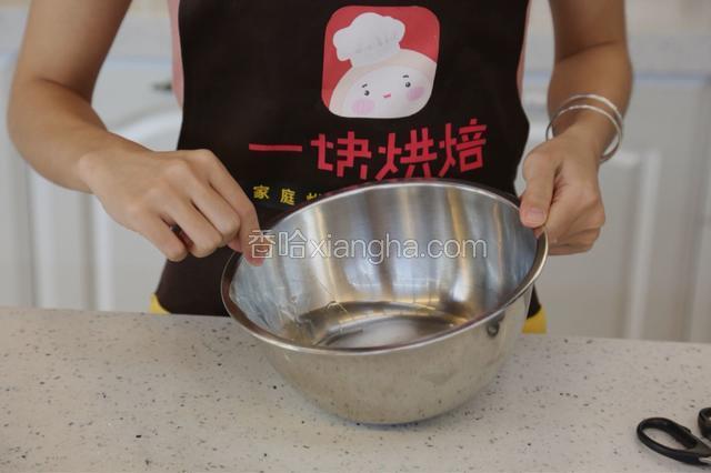 2.将吉利丁片用凉水泡软备用
