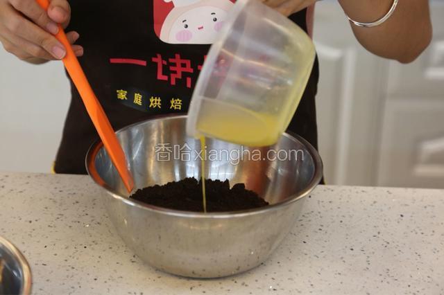 3.将奥利奥饼干捣碎成粉末状，加入隔水加热融化的黄油搅拌均匀
