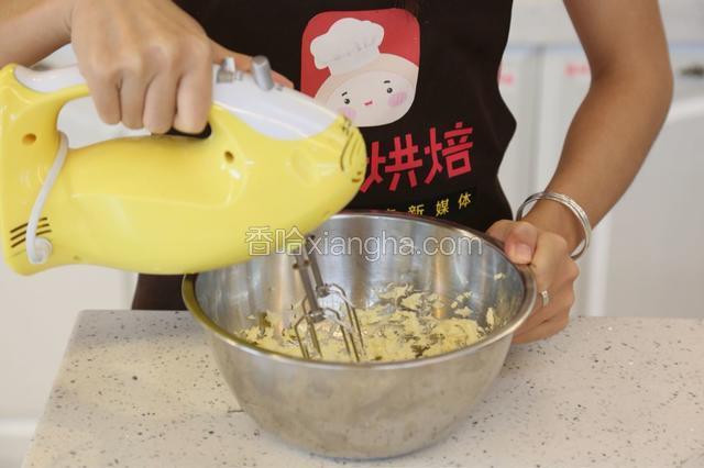 8.将奶油奶酪隔热融化至顺滑状态，可以先用打蛋器打到顺滑状态再热溶
