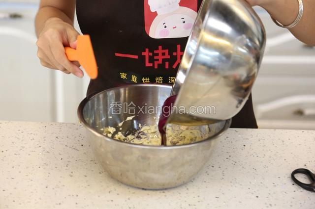 9.将火龙果打成液态，过粉筛，把火龙果汁和柠檬汁加入奶油奶酪中，搅拌至顺滑状态
