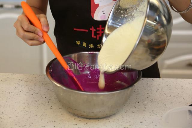 11.分两次加入打发过的淡奶油，快速搅拌均匀，（避免吉利丁的缘故变得粘稠）
