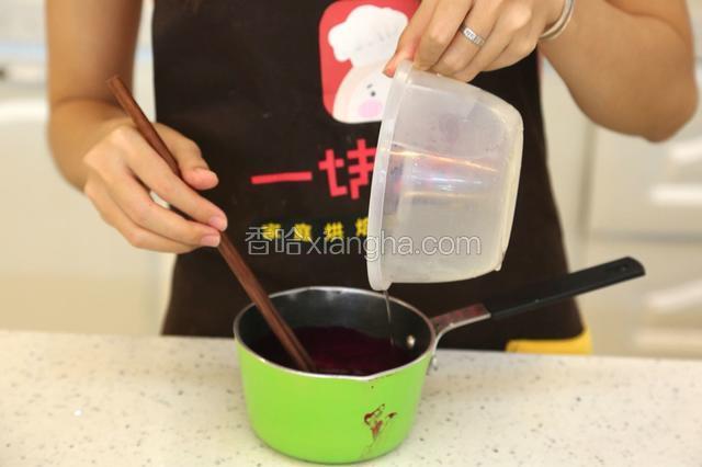 13.制作镜面，将过筛好的火龙果液加入糖粉，加入隔热融化好的吉利丁液。
