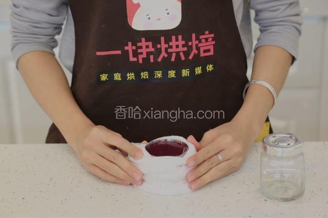 15.将做好的慕斯从冰箱取出后，用热毛巾敷一下就可以脱模了
