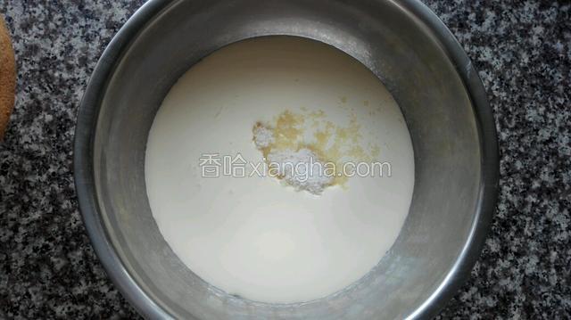 淡奶油提前冷藏24小时，倒入无油无水盆内，放入白糖！
