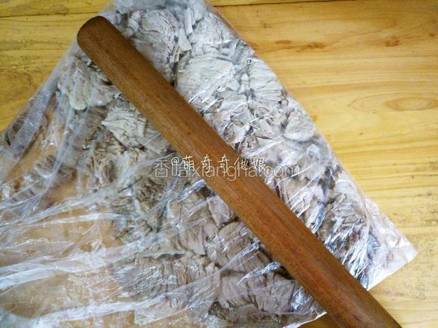 倒入保鲜袋，用擀面丈敲打至松散即可。
当然偷懒的办法就是直接用洗干净的手抓捏至散开也行。