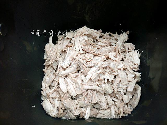 敲散后的猪肉再用手稍微撕开成条状，面包桶里放好搅拌片，把肉倒入面包桶里。

如果用面包机制作，则用擀面丈敲散后倒入就行，可以不用再手工撕，因为面包机搅拌工作中会把肉搅散搅碎变绒状。
如果是用平底锅来制作，则敲散后一定要再用手撕成条状，这样最后炒好的肉松状态就是你撕成细条的状态，所以一定要有耐心撕，不然就成肉条了。