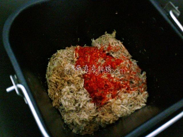接着加入白糖，辣椒粉，花椒粉，孜然粉，少许盐。
盐可以后面搅拌均匀后边尝咸淡边加。

其实这里步骤7、8的调味料可以在一开始就加入，然后就可以不用管了，也就是步骤5中全部加入好。