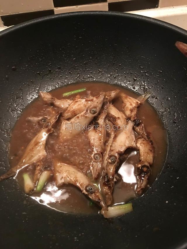 加入适量的水，以鱼齐平。大火烧开，盖上锅盖，中火焖5分钟