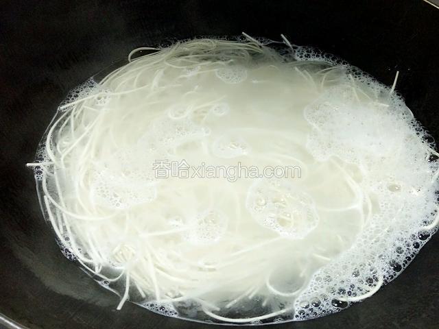 
锅里添加适量的水烧沸，放入面条煮熟。
