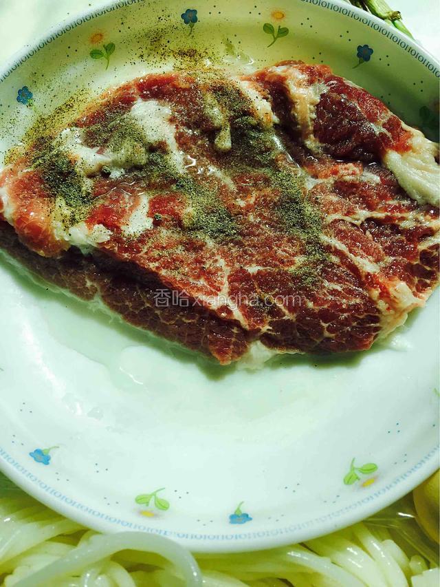雪花猪肉，用盐和胡椒粉腌制半小时