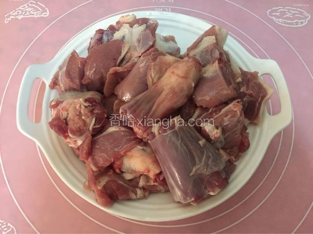 剁成小块冷水浸泡一到两个小时沥干水分备用
