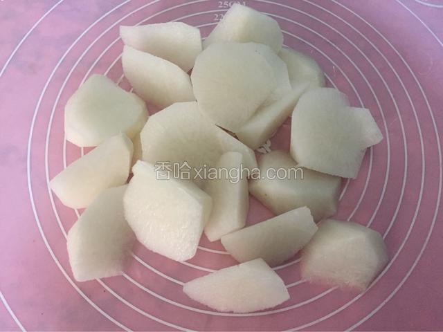 白萝卜去皮洗净切滚刀块备用
