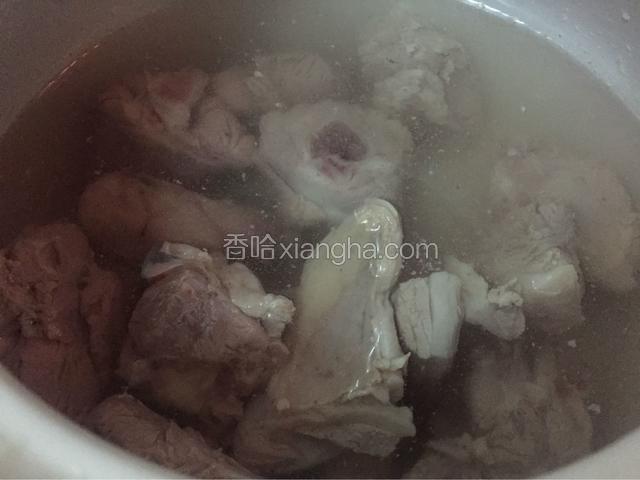 将烧开的水浇在羊腿上，倒掉，再浇一次开水倒掉（这样羊肉比较嫩还可以去除血末杂质）
