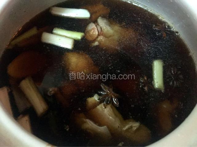 砂锅中加入没过羊腿的水，加入葱段，姜片，八角，桂皮，酱油，醋，花椒水，料酒大火烧开转小火炖煮一个小时
