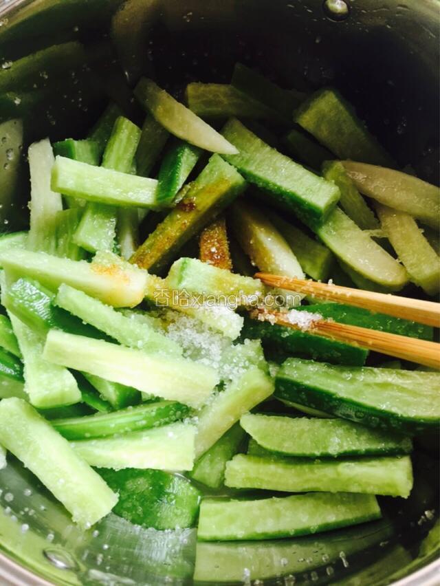 加入生抽拌均匀，封密2小时后就可以食用。