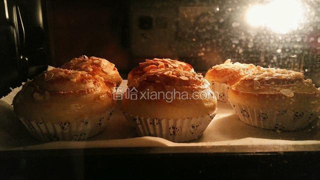 烤箱预热180℃，中层烘烤18-20分钟～