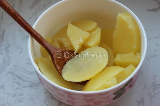 土豆煮熟沥干水