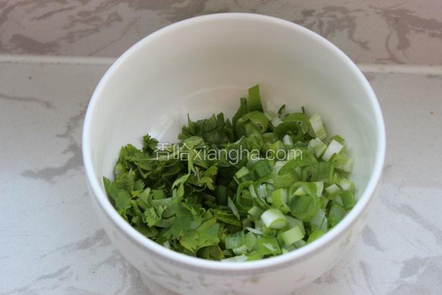 小葱和香菜切碎