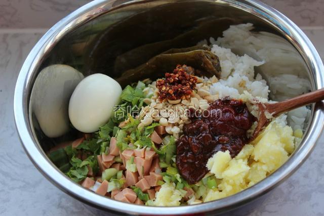 将所有食材和一碗米饭放进盆子里