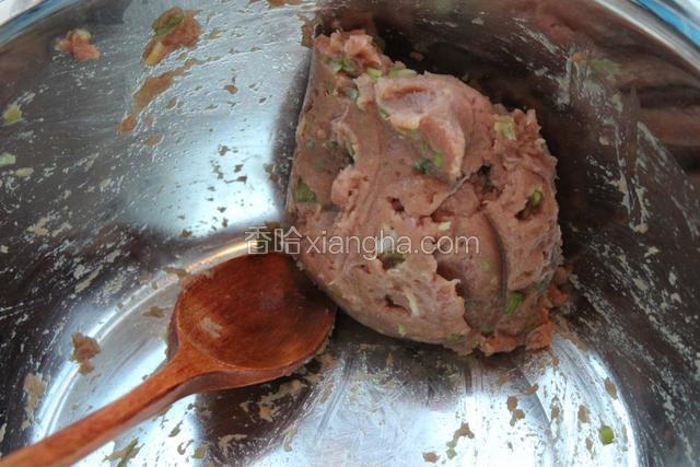 搅拌好的牛肉一旁备用