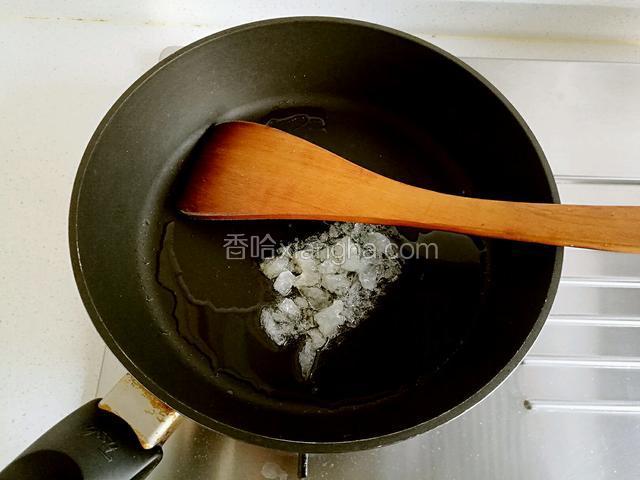 锅中放油，放入敲碎的冰糖用小火炒糖色。