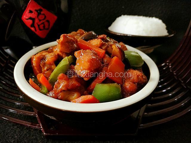 盛在碗中，再盛碗米饭，美味的黄焖鸡米饭就做好了。