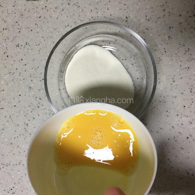 将打散的鸡蛋液倒入一半在面粉中。将面粉搅成颗粒