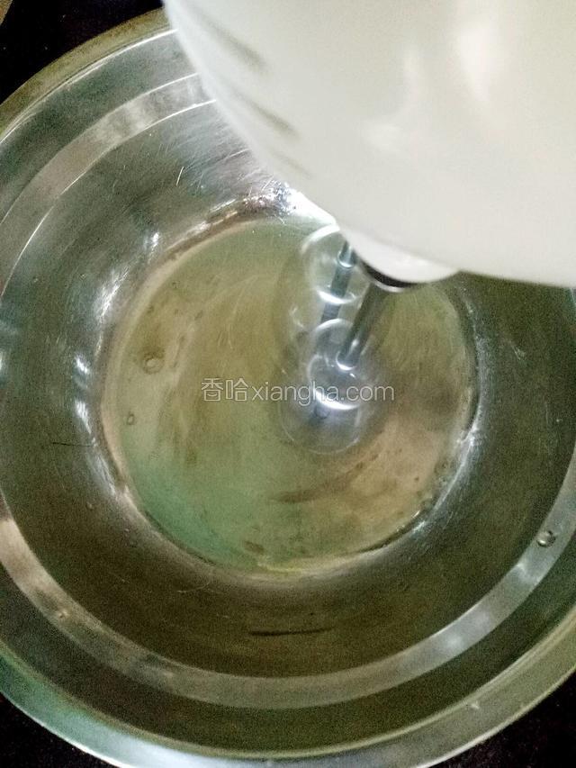 蛋清中加入5滴柠檬汁（柠檬汁是为去除蛋腥味，可用白醋代替或不加），放入25克白糖中的一半，低速打发1分钟。